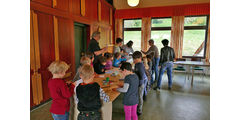 Vorschulkinder in der „Galerie“ von Stadtpfarrer Kowal (Foto: Karl-Franz Thiede)